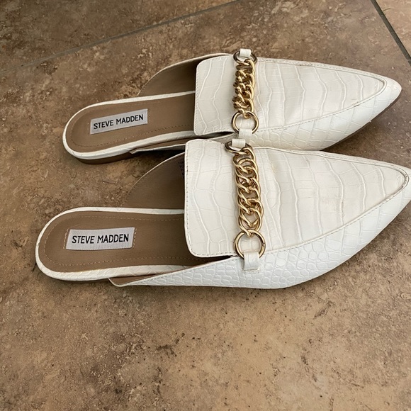 Steve Madden White Mule with Gold Chain Accent. Size 9.5 - Picture 3 of 5